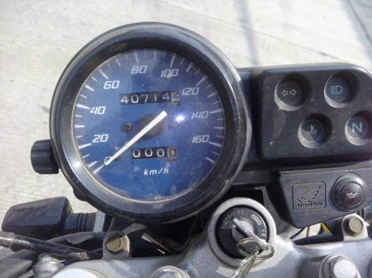 ขาย   H0NDA  VTR250 ปี 97 อินวอย รถพ้อมใช้ครับ ที่ต้องเปลี่ยนมียางหน้าครับ หลังเต็ม ของเหลวถ่ายใหม่หมด ต่อลองได้ครับ 0954933733