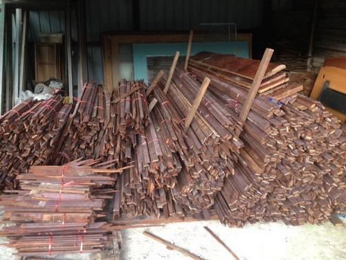 ไม้ตีฝ่าไม้แดงเป็นไม้แดงครับไม้เก่า 20-30 ปีที่แล้วครับ ไม้สวยหน้า 2 นิ้ว หนาประมาณ 1 ซ.ม.  แข็งแรงเหลียมไม้ด้านบนลบเหลี่ยมสวยๆ สีโอ๊คเป็นไม้ตกแต่งภายในอาคาร  ความยาว 1.20 เมต-3.0  เมตร  มีประมาณ 1 ลำรถ 6 ล้อ ขายเมตรละ 20 บาทถ้าต้องการเยอะราคาคุยกันได้ครั
