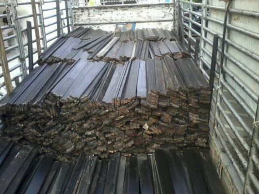 ไม้ระเบียงบ้านไม้แดงเป็นชุดไม้แดง  และชุดไม้เต็งครับตัวค่าวล่างบนไม้หน้า 2*4 นิ้ว  ความยาวประมาณ 3  เมตร และไม้ซี่ระแนง หน้า 3*1 ความสูงประมาณ 1 เมตร  ชุดหนึ่งประมาณ 35  ตัว ขายเป็นชุดครับราคานี้คุ้มากๆครับถอดประกอบได้สบาบ  มีเดือย  และร่องไม้สวยๆครับ