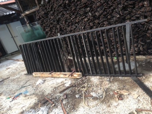 ไม้ระเบียงบ้านไม้แดงเป็นชุดไม้แดง  และชุดไม้เต็งครับตัวค่าวล่างบนไม้หน้า 2*4 นิ้ว  ความยาวประมาณ 3  เมตร และไม้ซี่ระแนง หน้า 3*1 ความสูงประมาณ 1 เมตร  ชุดหนึ่งประมาณ 35  ตัว ขายเป็นชุดครับราคานี้คุ้มากๆครับถอดประกอบได้สบาบ  มีเดือย  และร่องไม้สวยๆครับ