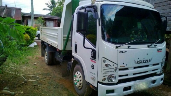 รถอีซูซุ 6 ล้อดั้ม NPR 150 แรงม้า. ปี 54  ( รถวิ่ง 4x,xxx กม. )  สนใจติดต่อ 081 - 6079515