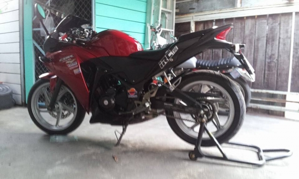 ขายcbr250เเต่งสวยๆๆราคาเบาๆๆของเเต่งพอควร รถสภาพสวย สีโคตรเงาครับ