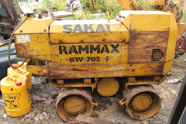 ขายรถบดดินล้อปุ่มเดินตาม SAKAI RAMMAX RW 720-F ราคา 98,000 บาท