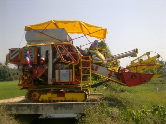 ขายรถเกี่ยวข้าว เกษตรพัฒนา ปี 52 ไฟวีโก้ หน้ากว้าง 3.30 เมตร