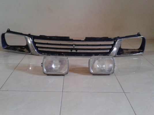 ขายกระจังหน้าพร้อมไฟหน้า strada L200