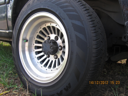 ขายล้อขอบ15ลึก8.5พร้อมยางปี12 ขายล้อขอบ15ลึก8.5พร้อมยางปี12