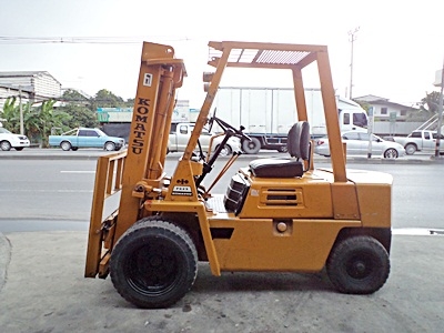 ขายรถยกโคมัสสึ 2.5 ตัน  เครื่องเบนซิน กระบอกคู่ งาสไลด์ข้าง ล้อหน้าคู่ เสาสูง 3 เมตร  พวงมาลัยเพาเว่อร์  สีเดิมจากนอก นำเข้าจากญี่ปุ่น ใช้งานได้ทันที