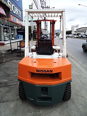 ขายรถยกนิสสัน 2.5 ตัน  เครื่องดีเซล เกียร์ออโต้  กระบอกคู่ เสาสูง 3 เมตร ยางตันใหม่ 4 ล้อ  พวงมาลัยเพาเว่อร์  สีเดิมจากนอก นำเข้าจากญี่ปุ่น ใช้งานได้ทันที