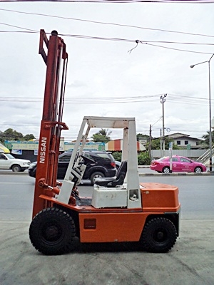 ขายรถยกนิสสัน 2.5 ตัน  เครื่องดีเซล เกียร์ออโต้  กระบอกคู่ เสาสูง 3 เมตร ยางตันใหม่ 4 ล้อ  พวงมาลัยเพาเว่อร์  สีเดิมจากนอก นำเข้าจากญี่ปุ่น ใช้งานได้ทันที