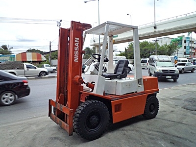 ขายรถยกนิสสัน 2.5 ตัน  เครื่องดีเซล เกียร์ออโต้  กระบอกคู่ เสาสูง 3 เมตร ยางตันใหม่ 4 ล้อ  พวงมาลัยเพาเว่อร์  สีเดิมจากนอก นำเข้าจากญี่ปุ่น ใช้งานได้ทันที