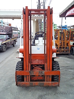 ขายรถยกนิสสัน 2.5 ตัน  เครื่องดีเซล เกียร์ออโต้  กระบอกคู่ เสาสูง 3 เมตร ยางตันใหม่ 4 ล้อ  พวงมาลัยเพาเว่อร์  สีเดิมจากนอก นำเข้าจากญี่ปุ่น ใช้งานได้ทันที