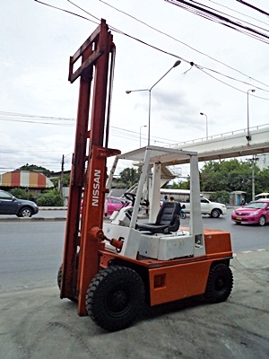 ขายรถยกนิสสัน 2.5 ตัน  เครื่องดีเซล เกียร์ออโต้  กระบอกคู่ เสาสูง 3 เมตร ยางตันใหม่ 4 ล้อ  พวงมาลัยเพาเว่อร์  สีเดิมจากนอก นำเข้าจากญี่ปุ่น ใช้งานได้ทันที