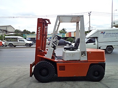 ขายรถยกนิสสัน 2.5 ตัน  เครื่องดีเซล เกียร์ออโต้  กระบอกคู่ เสาสูง 3 เมตร ยางตันใหม่ 4 ล้อ  พวงมาลัยเพาเว่อร์  สีเดิมจากนอก นำเข้าจากญี่ปุ่น ใช้งานได้ทันที