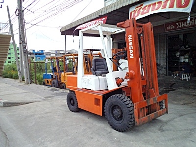 ขายรถยกนิสสัน 2.5 ตัน  เครื่องดีเซล เกียร์ออโต้  กระบอกคู่ เสาสูง 3 เมตร ยางตันใหม่ 4 ล้อ  พวงมาลัยเพาเว่อร์  สีเดิมจากนอก นำเข้าจากญี่ปุ่น ใช้งานได้ทันที