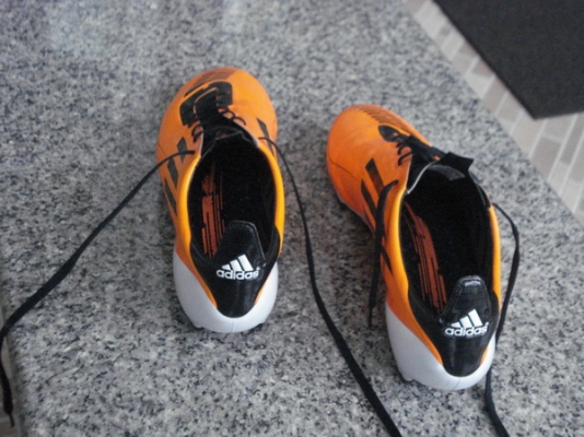 ขออนุญาตขาย รองเท้าสตั๊ด adizere f 50 มือสอง สภาพใหม่กิ๊ก