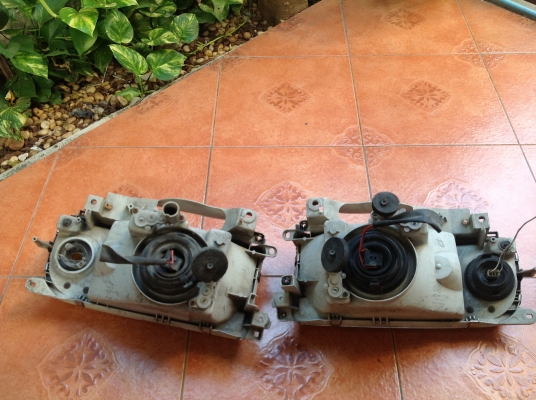 ขายไฟหน้ารถตู้TOYOTA ถูกๆครับ คู่ละ 650 บาท มีอยู่ 30 คู่