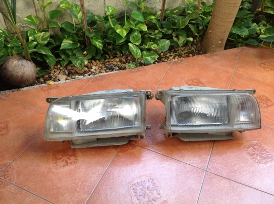 ขายไฟหน้ารถตู้TOYOTA ถูกๆครับ คู่ละ 650 บาท มีอยู่ 30 คู่