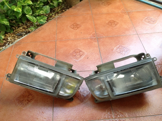 ขายไฟหน้ารถตู้TOYOTA ถูกๆครับ คู่ละ 650 บาท มีอยู่ 30 คู่