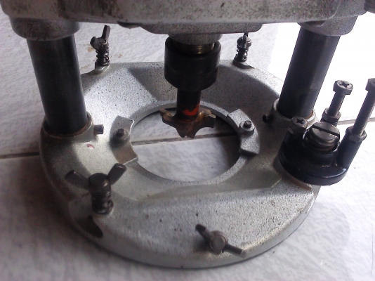 เครื่องเร้าเตอร์งานไม้MAKITAใช้สำหรับงานขึ้นรูปต่างๆ มีดอกเร้าเตอร์ให้ 1 ดอก ส่งฟรี (มีVDOทดสอบให้ดู)