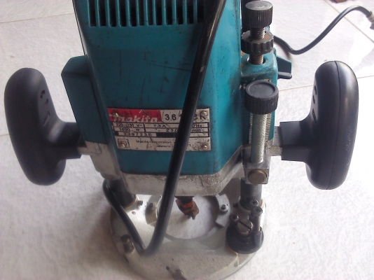 เครื่องเร้าเตอร์งานไม้MAKITAใช้สำหรับงานขึ้นรูปต่างๆ มีดอกเร้าเตอร์ให้ 1 ดอก ส่งฟรี (มีVDOทดสอบให้ดู)