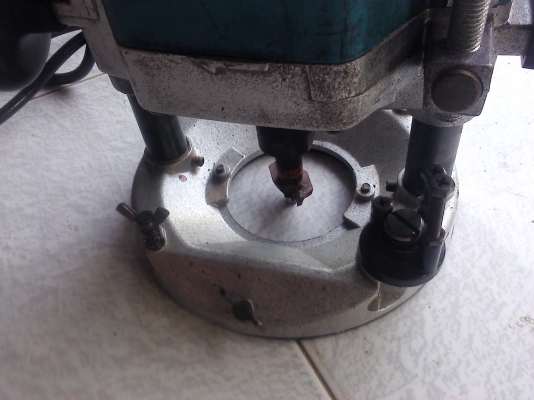 เครื่องเร้าเตอร์งานไม้MAKITAใช้สำหรับงานขึ้นรูปต่างๆ มีดอกเร้าเตอร์ให้ 1 ดอก ส่งฟรี (มีVDOทดสอบให้ดู)