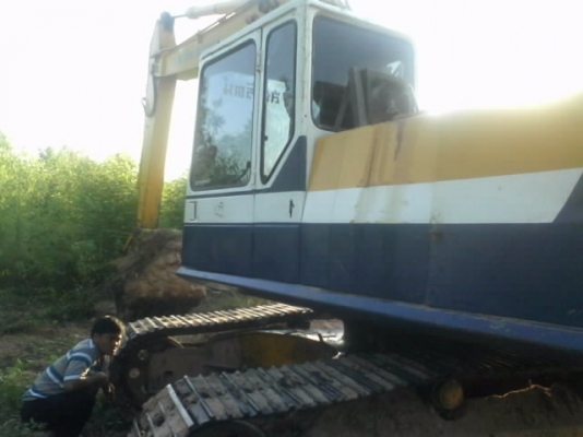 KOMATSU PC 200-5 สภาพดีบอดี้สวยพร้อมทำงานได้เลย เครื่อง ISUZU 6BG1 175 แรง ปั๊มเดิมไม่มีเยิ้มทำงานเร็วไม่โหลด ภายในสวยครบ คอนโทรลยาว บูมอาร์มไม่มีปะ เอวแน่นดี ช่วงล่างประมาณ 70\% เอกสารสัญญาซื้อขายครับ