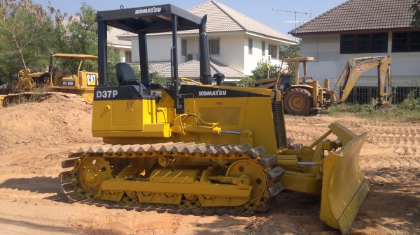 ขายแทรคเตอร์โคมัสสุ D37P สภาพแน่นทั้งคัน