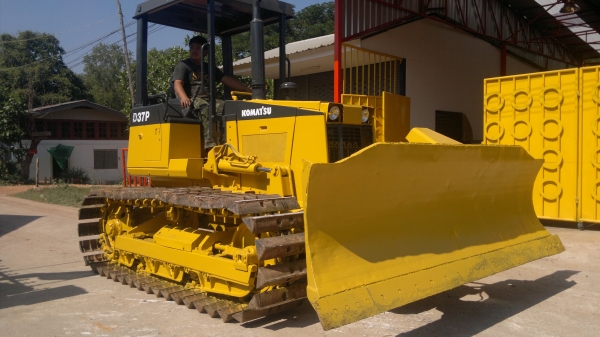 ขายแทรคเตอร์โคมัสสุ D37P สภาพแน่นทั้งคัน