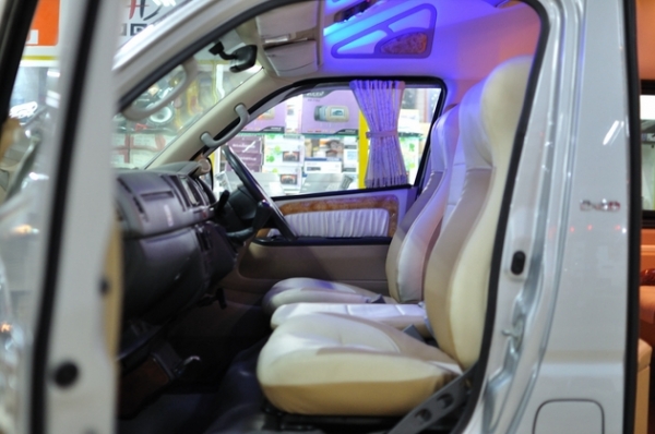 ขาย TOYOTA/Commuter 2010 พร้อมตกแต่ง Style VIP สนใจติดต่อ  081-7696898