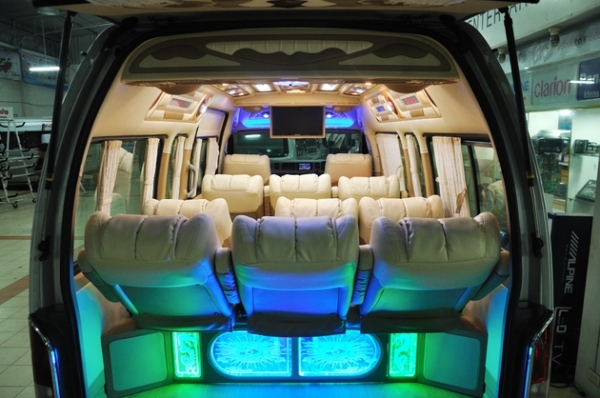 ขาย TOYOTA/Commuter 2010 พร้อมตกแต่ง Style VIP สนใจติดต่อ  081-7696898