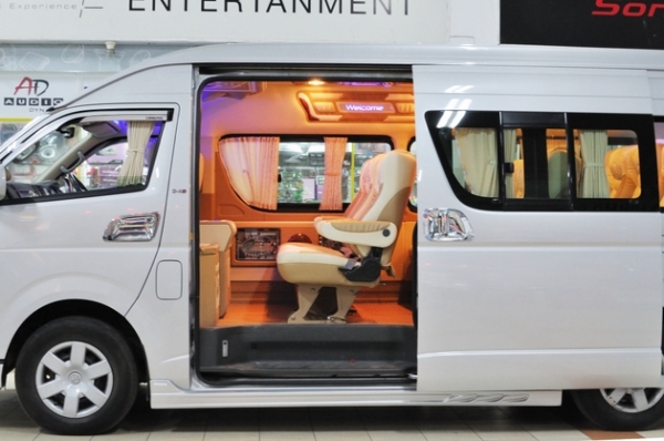 ขาย TOYOTA/Commuter 2010 พร้อมตกแต่ง Style VIP สนใจติดต่อ  081-7696898