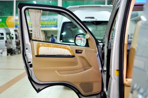 ขาย TOYOTA/Commuter 2010 พร้อมตกแต่ง Style VIP สนใจติดต่อ  081-7696898