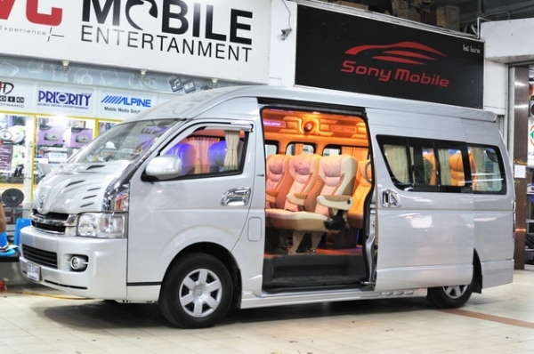 ขาย TOYOTA/Commuter 2010 พร้อมตกแต่ง Style VIP สนใจติดต่อ  081-7696898