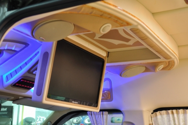 ขาย TOYOTA/Commuter 2010 พร้อมตกแต่ง Style VIP สนใจติดต่อ  081-7696898