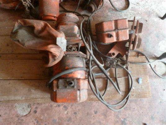 รอกไฟฟ้า มี 2 ตัว รอกไฟฟ้า มี 2 ตัว