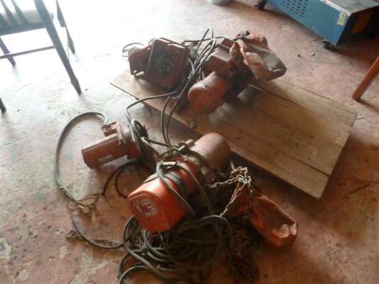 รอกไฟฟ้า มี 2 ตัว รอกไฟฟ้า มี 2 ตัว