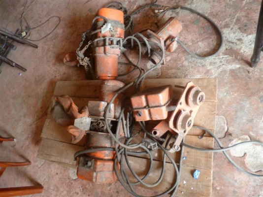 รอกไฟฟ้า มี 2 ตัว รอกไฟฟ้า มี 2 ตัว