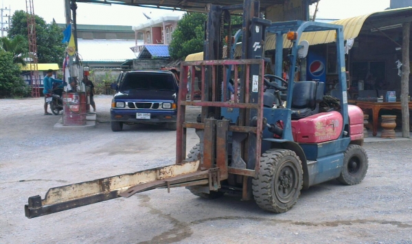 Sell> ขายโฟลค์ลิฟท์มือสอง 3 ตัน 2 กระบอก เสาสูง 3 เมตร เครื่องดีเซล กำแพงแสน นครปฐมครับ