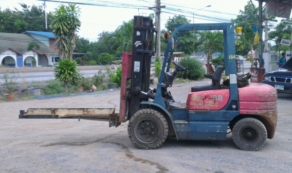 Sell> ขายโฟลค์ลิฟท์มือสอง 3 ตัน 2 กระบอก เสาสูง 3 เมตร เครื่องดีเซล กำแพงแสน นครปฐมครับ