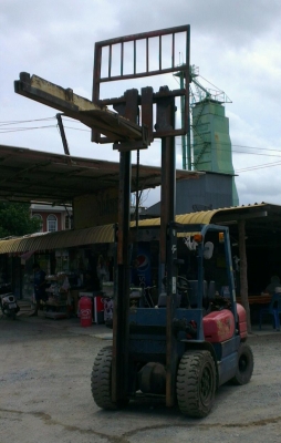 Sell> ขายโฟลค์ลิฟท์มือสอง 3 ตัน 2 กระบอก เสาสูง 3 เมตร เครื่องดีเซล กำแพงแสน นครปฐมครับ