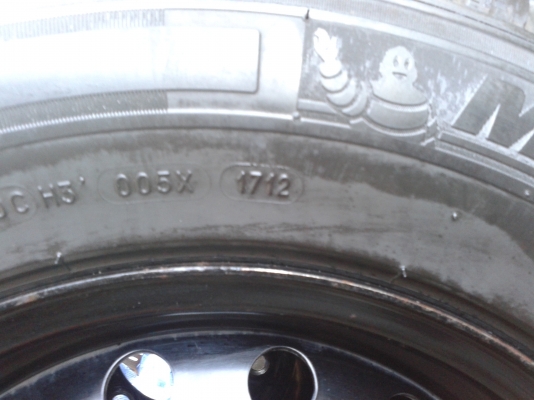 ขายยาง205 70 15 MICHELIN AGILS ปี12 ติดกะทะล้อ 6รู  1คู่