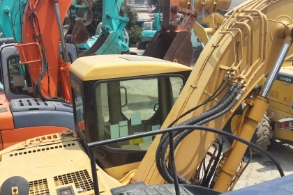 KOBELCO SK  200 มาร์คไฟ ซุปเปอร์ รถเก่าญี่ปุ่น 100\% สภาพสวย  พร้อมใช้และะอื่นๆอีกคับ