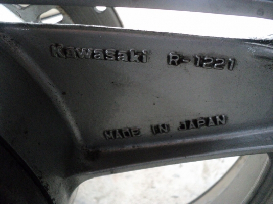 ขายล้อบิ๊กไบค์ Kawasaki  400cc ยกดุมติดเสตอร์+จานดิสหลังด้วยสภาพเชียงกง ไม่ได้ใช้ ขายแค่ 900