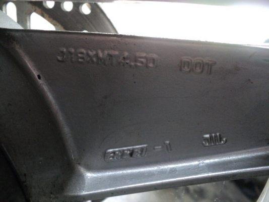 ขายล้อบิ๊กไบค์ Kawasaki  400cc ยกดุมติดเสตอร์+จานดิสหลังด้วยสภาพเชียงกง ไม่ได้ใช้ ขายแค่ 900