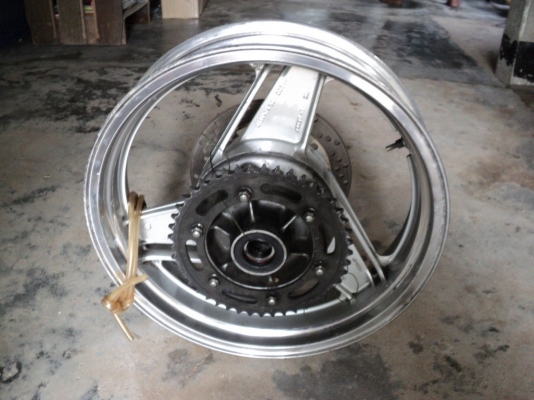 ขายล้อบิ๊กไบค์ Kawasaki  400cc ยกดุมติดเสตอร์+จานดิสหลังด้วยสภาพเชียงกง ไม่ได้ใช้ ขายแค่ 900