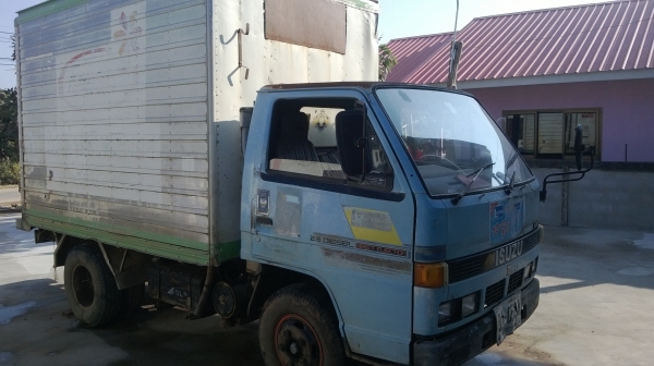 ขายรถบรรทุกหกล้อเล็ก ตู้น้ำแข็ง 88 แรงม้า  เลขตัวถัง NKR55EU5M-711810  เลขเครื่องยนต์ 4JB1