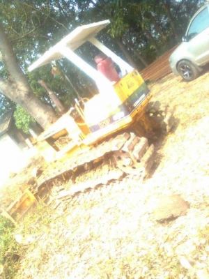 แทรกเตอร์ D 2 รุ่น 6 เครื่องเดิมปั้มเดิมเอกสารใบอินวอยสภาพพร้อมใช้ สภาพโซ่ 70 \% โซ๋ ผานดุนระบบทำงานของไฮดรอลิคดีทุกอย่างเนียบ