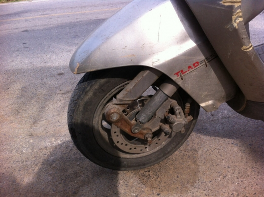 ธารนนทบุรี//ขายhonda lead90 ดิสหน้า เครื่องดี ชุดสีตามสภาพ ราคา4,500บาท