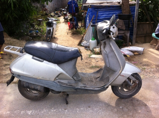 ธารนนทบุรี//ขายhonda lead90 ดิสหน้า เครื่องดี ชุดสีตามสภาพ ราคา4,500บาท