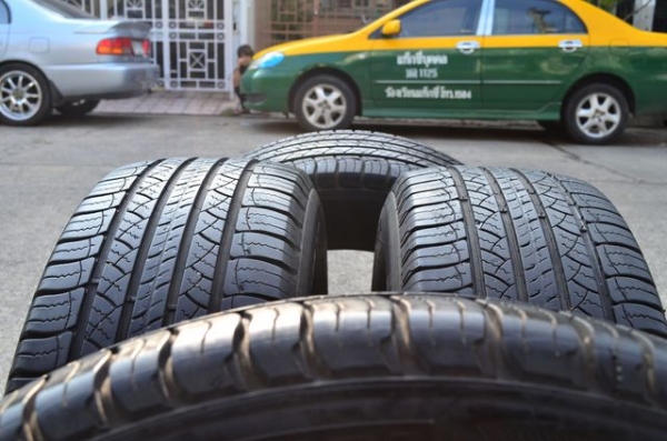 ลดราคา ยาง 225 65 R17 สภาพสวย 4เส้น